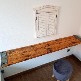Mobile Preview: Schminkbereich bestehend aus Ablage / Regalbrett / Bohle aus Massivholz / Altholz / Gerüstbohlen Farbe honey, einem verschlossenen Spiegel und Hocker
